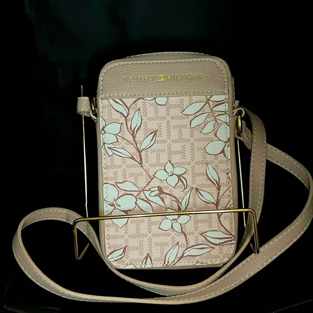 Tommy Hilfiger Andrea II Phone Bag🩷🤍